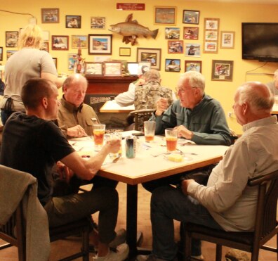 guests-eat-dinner-main-room-391